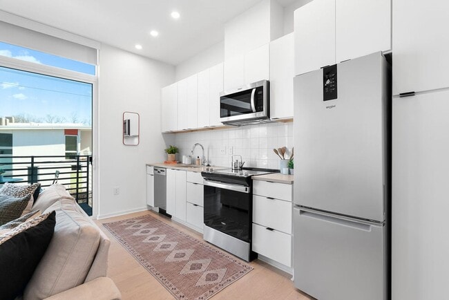 Building Photo - Modern downtown condo studio with private balcony & parking space.