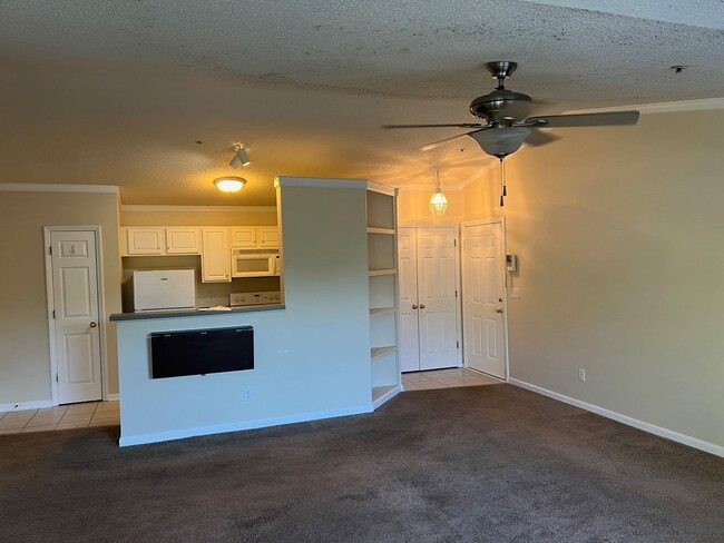Building Photo - Nice condo, top floor, convenient to hospi...