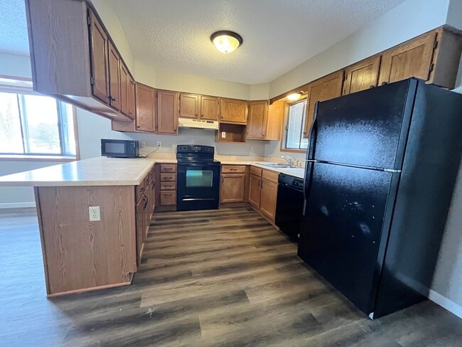 Building Photo - Spacious End Unit 2 Bed/1 Bath Townhome!