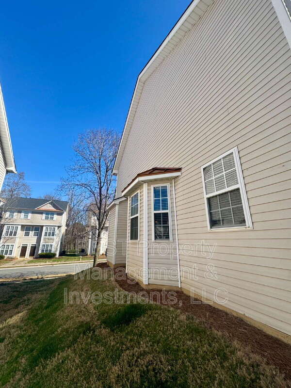 Building Photo - 8130 Kings Creek Dr