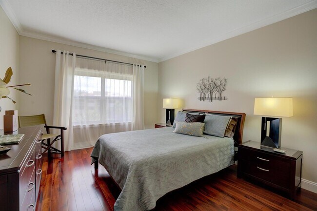 Building Photo - 500 Uno Lago Dr