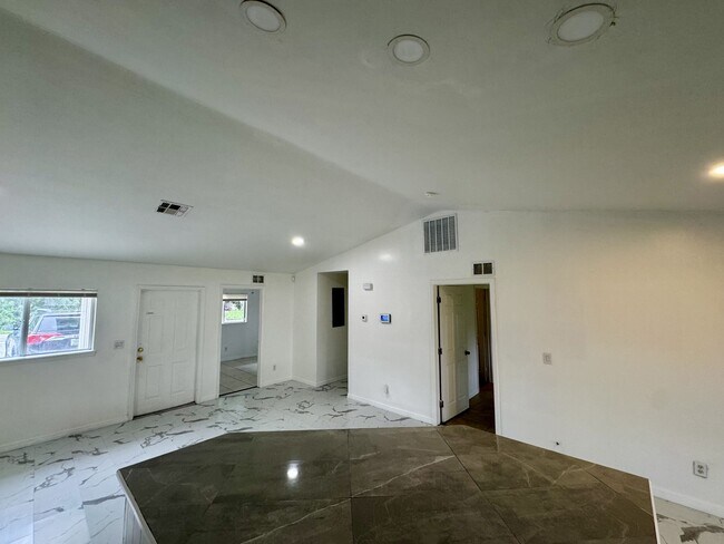 Building Photo - 2410 George Ave S