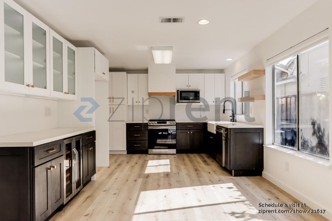 Building Photo - 741 Vinca Ct