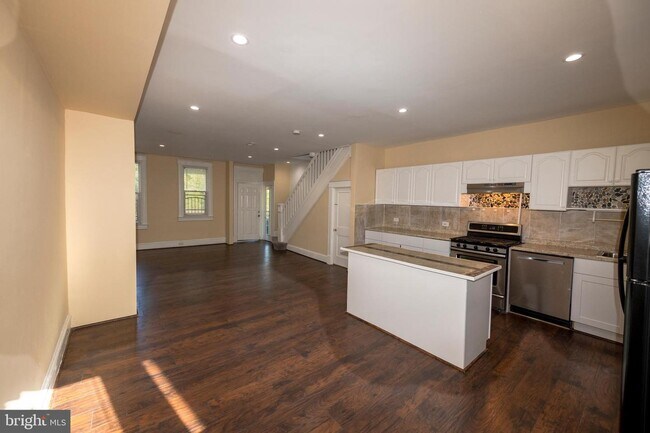 Building Photo - 3317 W Garrison Ave