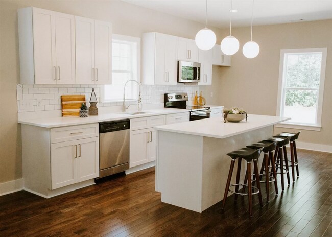 Building Photo - Beautiful 4 bedroom 4 bathroom house in th...