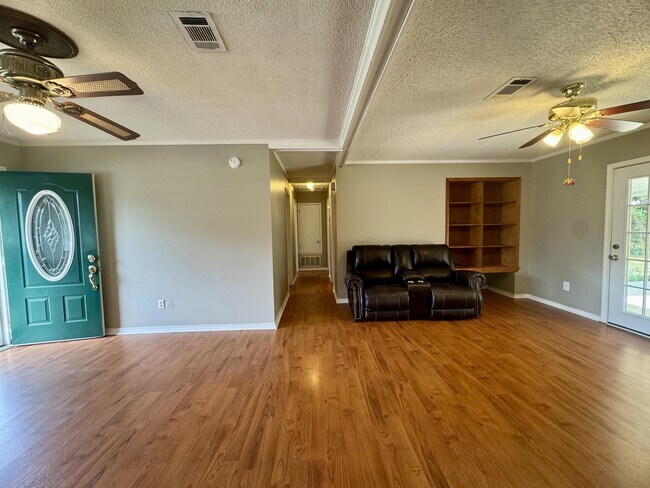 Building Photo - 2085 Trailwood Dr