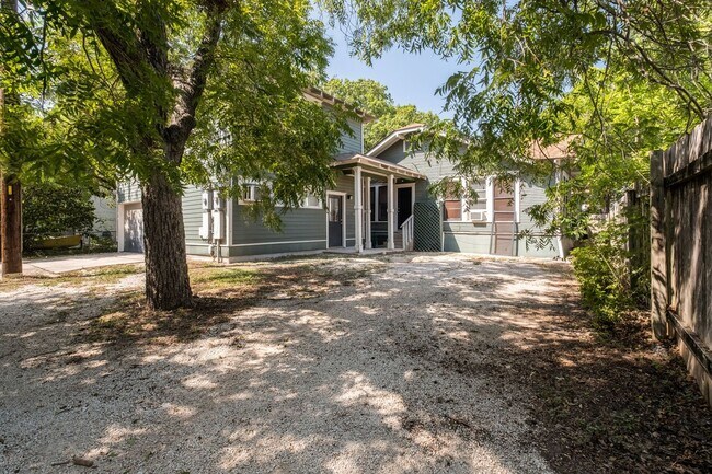 Building Photo - 4 Bedroom, 3 Bath in North Campus / Hyde Park