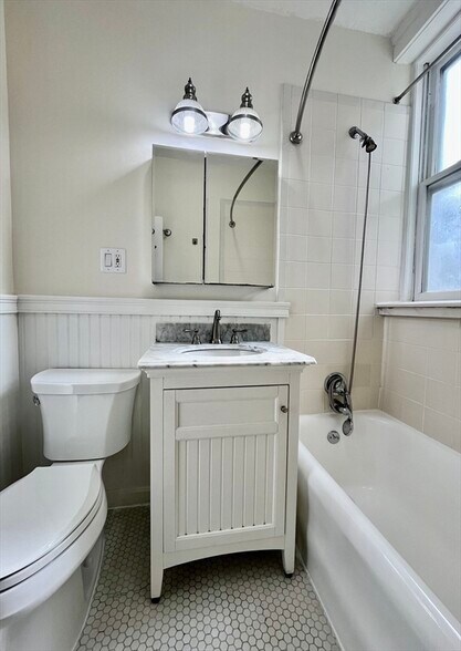 Building Photo - 26 Gibbs St