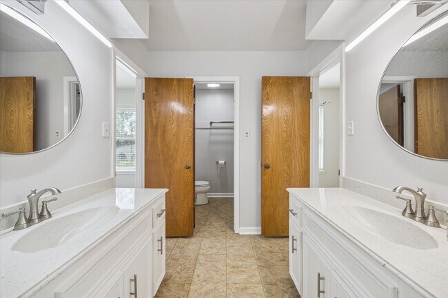 Building Photo - 1711 Chestnut Ridge Rd