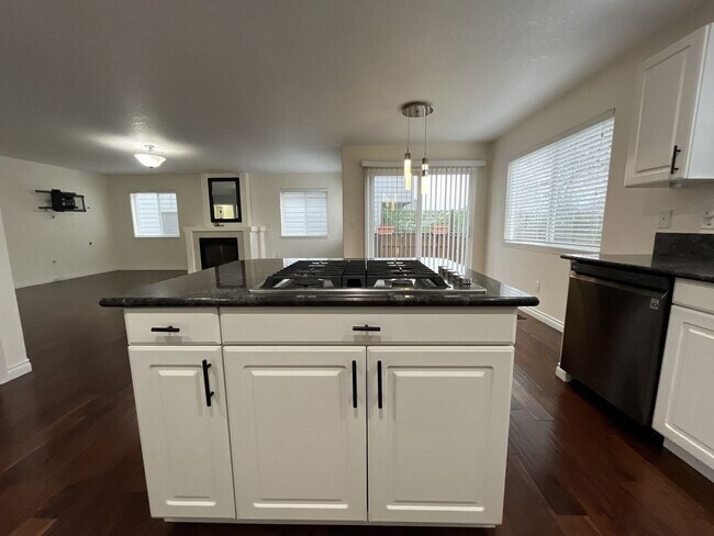 Building Photo - Grand 5 Bedroom Home Featuring 19ft Ceilings, Family Room & Main-Level Suite