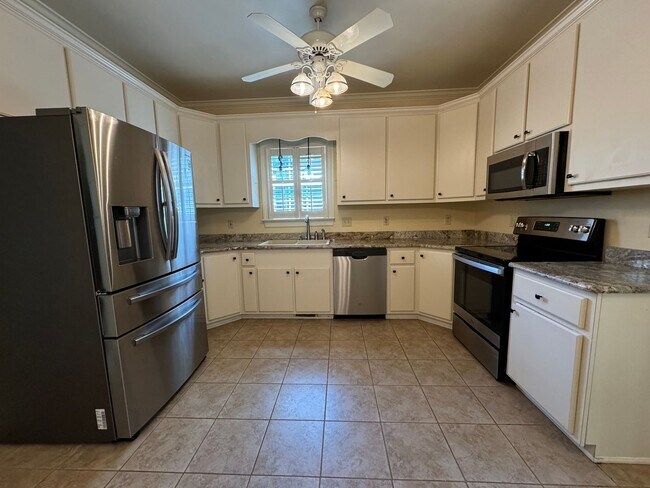 Building Photo - Charming 4 Bed 3.5 Home in Haymount