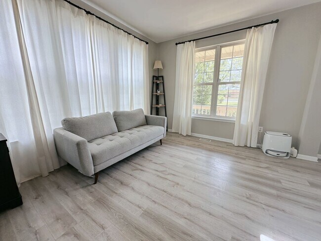 Building Photo - Updated 5 bedroom Kenosha home