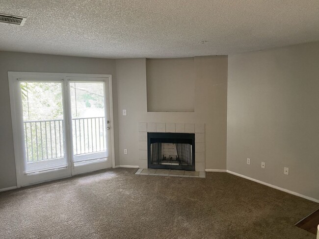 Building Photo - 1 bedroom 1 bath with Fireplace, and washe...