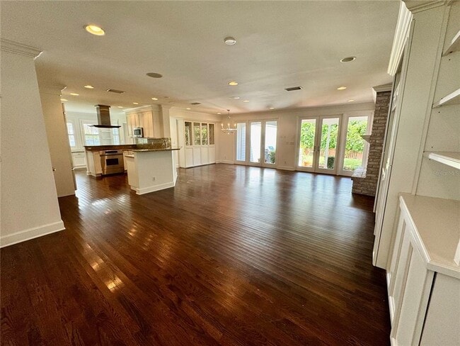 Building Photo - 912 S Himes Ave