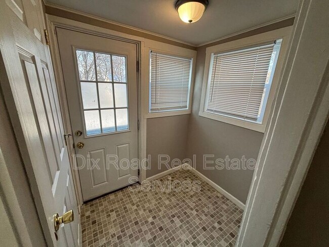 Building Photo - 304 Stanley St