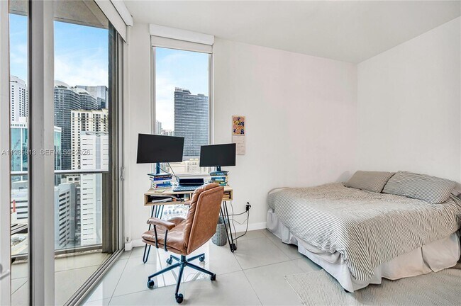 Building Photo - 1010 SW 2nd Ave