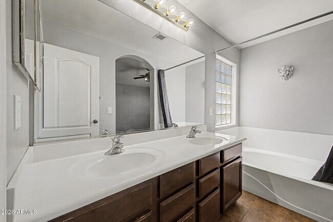 Building Photo - 4809 W Valencia Dr