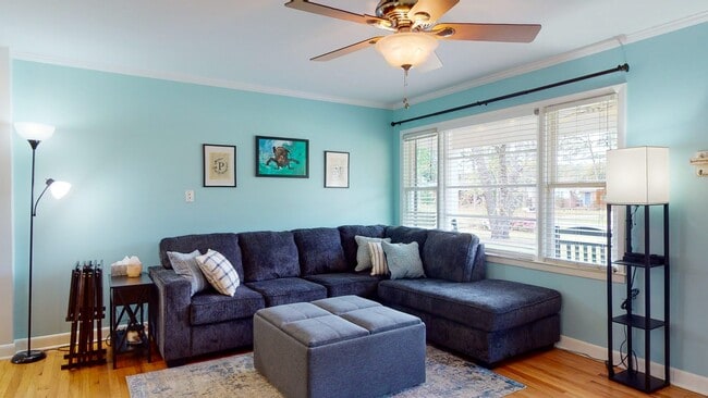 Building Photo - 110 Pinecliff Dr