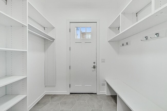 Building Photo - 6626 S Ingleside Ave