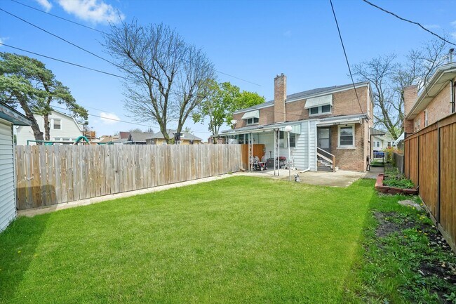 Building Photo - 3456 N Oak Park Ave