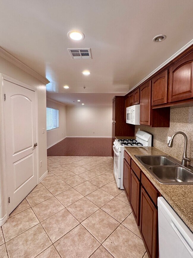 Building Photo - 3 bedroom 2 bath condo on Vanowen