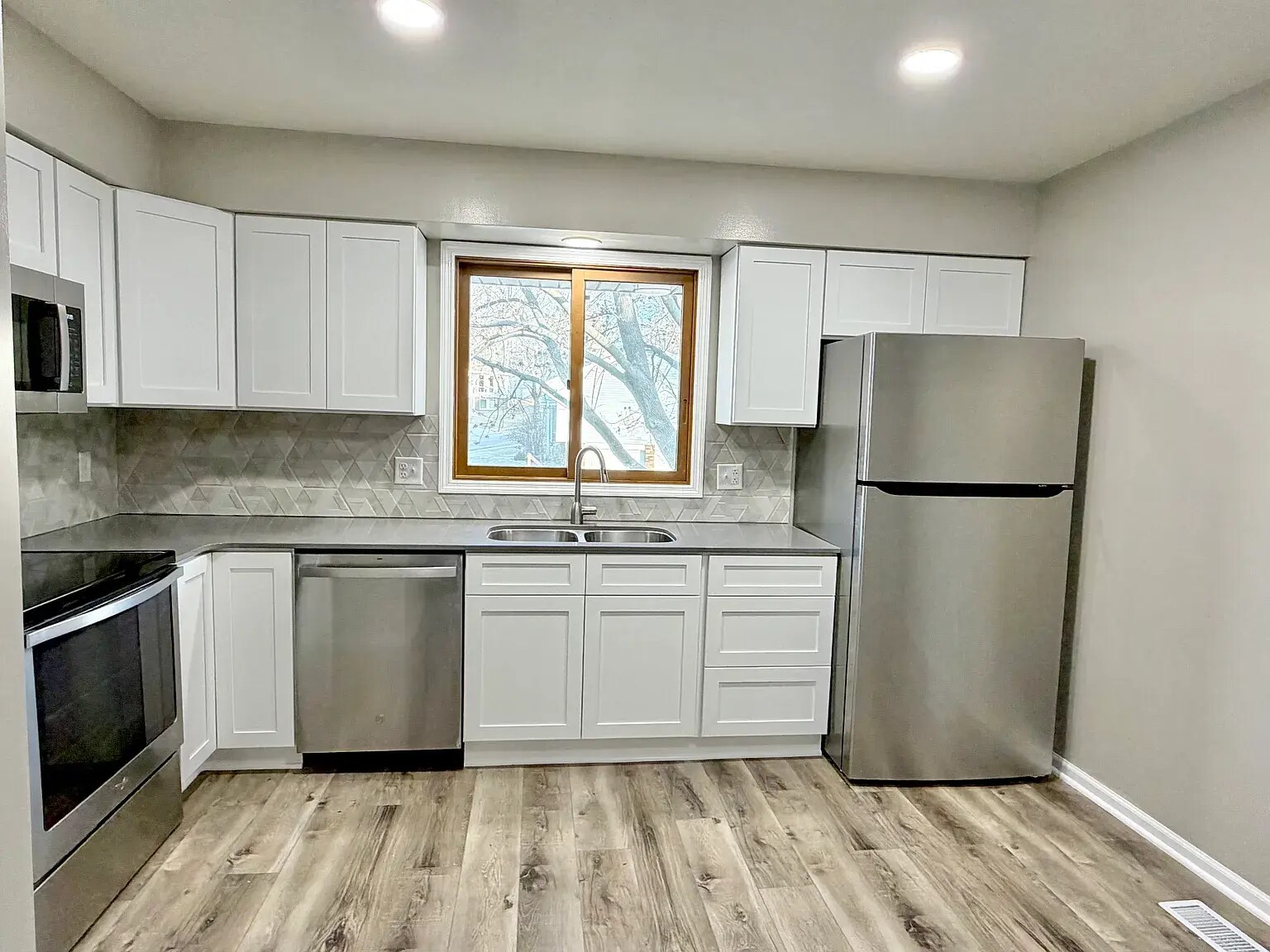 Brand new soft close cabinets, Moen faucent, quartz countertops - 6718 S 87th St