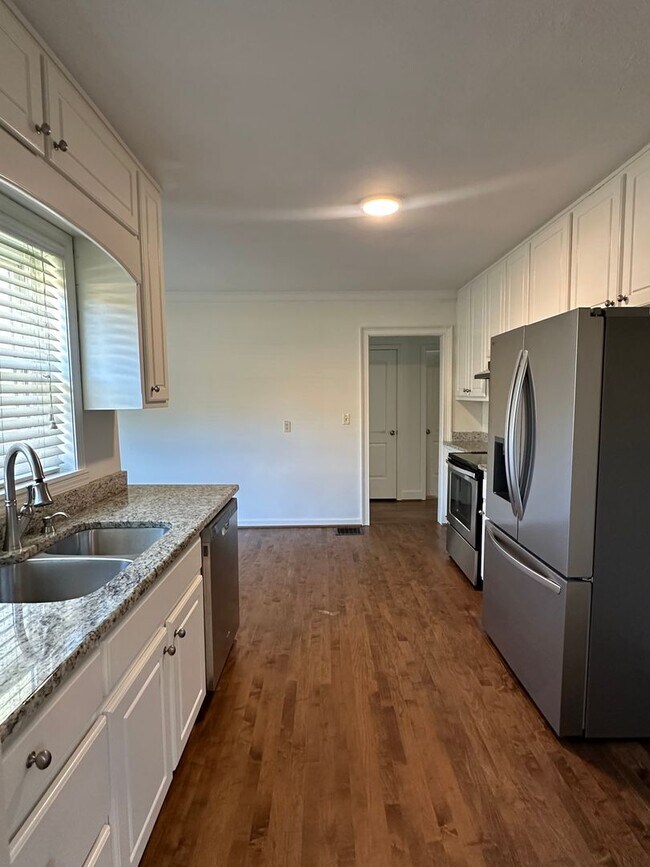 Building Photo - 2 Bedroom Cottage in Gainesville!