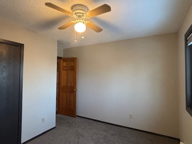 Building Photo - Awesome 2 BR/1.5 BA Townhome in St. Paul!