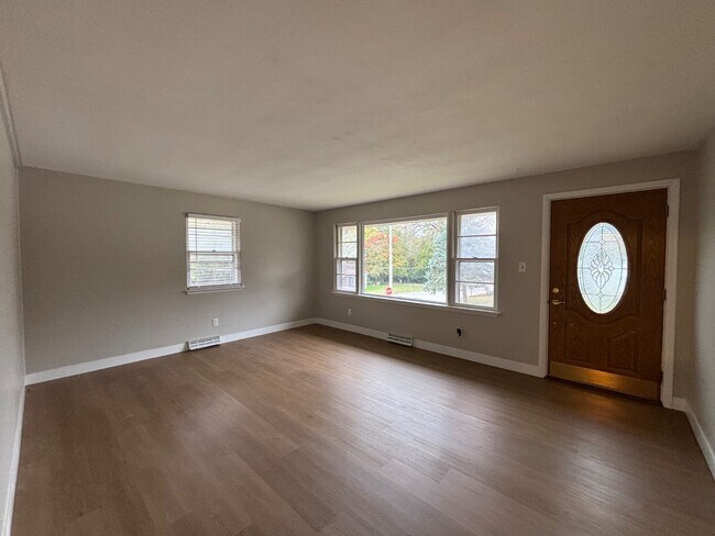 Building Photo - 1951 Elmwood Dr E