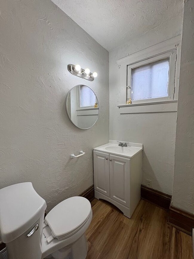 Building Photo - Large 4 bedrooms 2 full bathroom home for rent