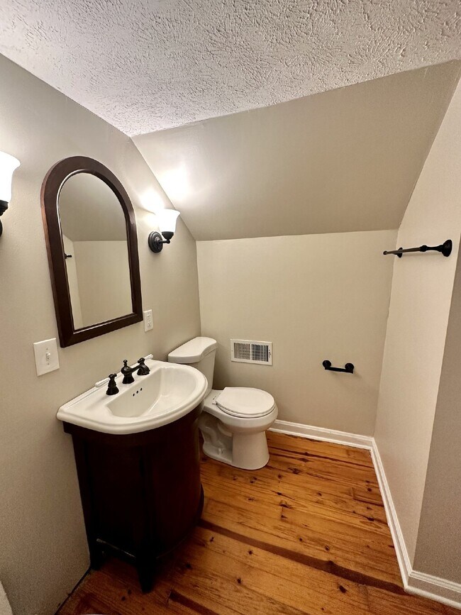 Building Photo - Wonderful 3BR/2.5BA in Hendersonville!