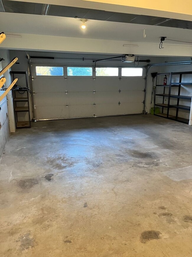 Building Photo - View Home in Poulsbo