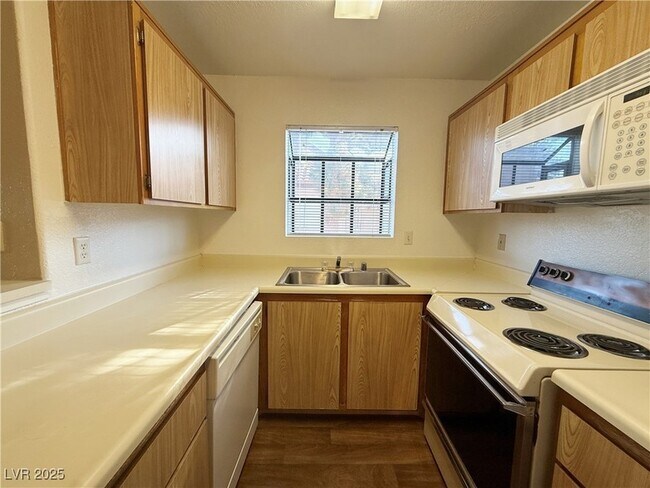 Building Photo - 2982 Juniper Hills Blvd
