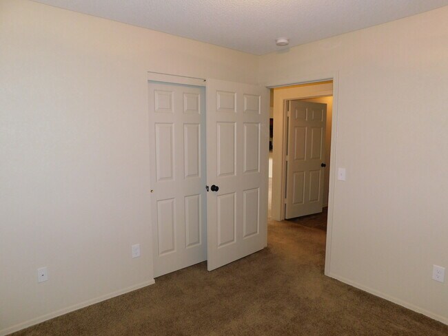 Building Photo - NICE TOWNHOME IN SUNSET MOUNTAIN VILLAS!