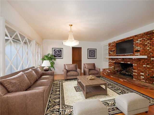 Building Photo - 4539 Hayvenhurst Ave