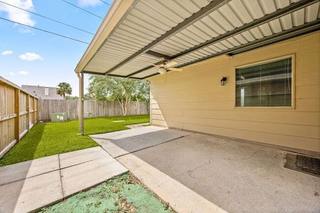 Building Photo - 10215 Hedge Way Dr