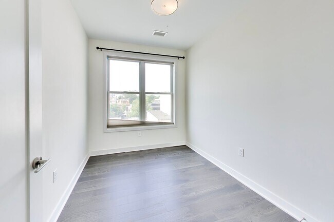Building Photo - 1350 Maryland Ave NE