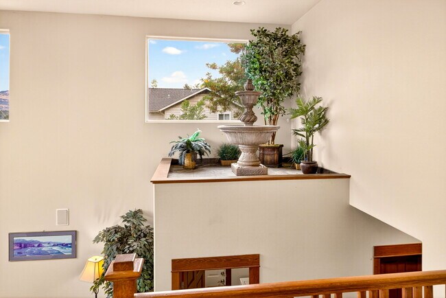 Building Photo - 1719 Lithia Way