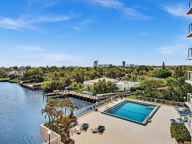 Building Photo - 3000 Holiday Dr