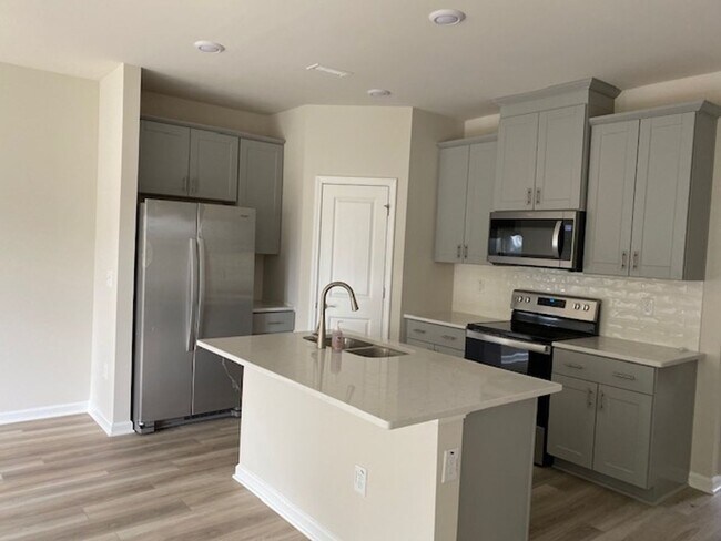 Building Photo - Like New Townhome in South & Main, Fuquay-Varina!