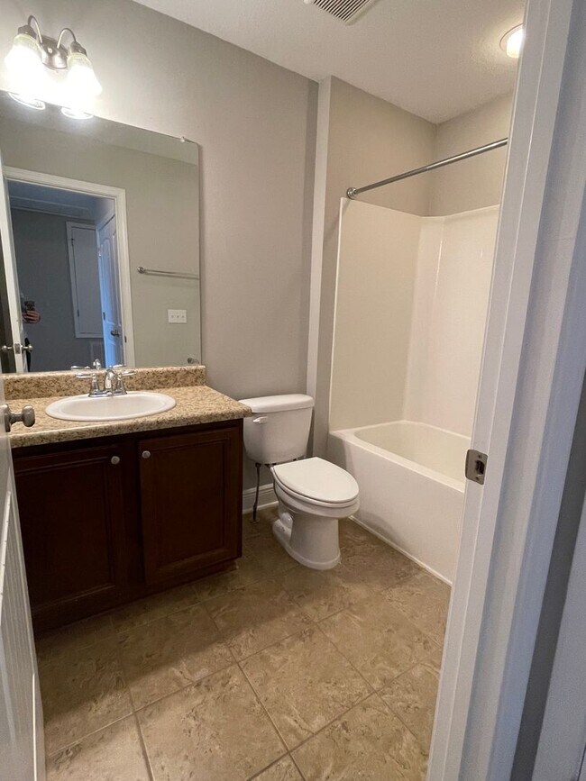 Building Photo - *** MOVE IN SPECIAL! Half OFF 1st Month's Rent!