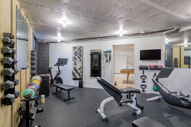 Building Photo - 89 Pantigo Rd