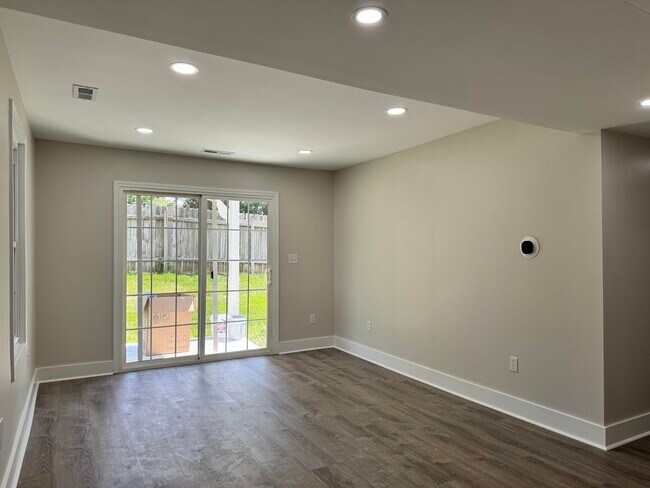 Building Photo - 404 Bainbridge Ct