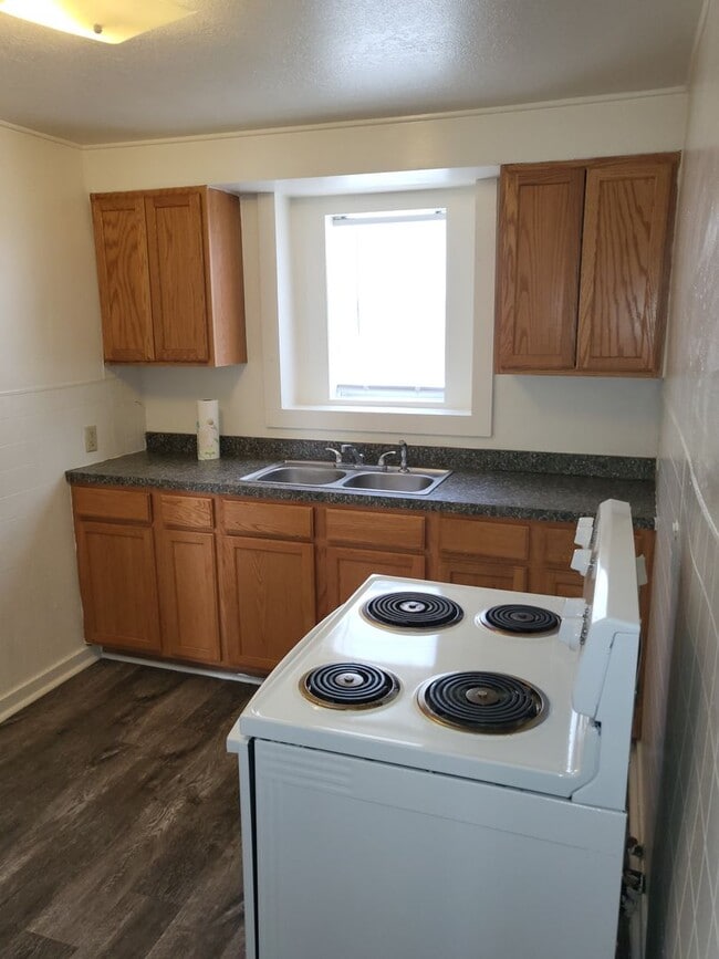 Building Photo - 821 S Avenue C