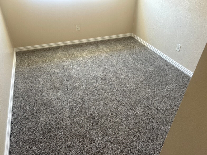 Building Photo - Room in Duplex on Chestnut Ln
