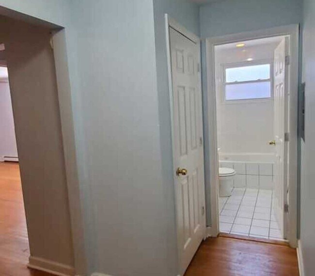 Building Photo - 1643 W Sherwin Ave