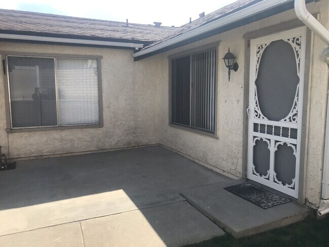 Building Photo - Unbeatable Charm in Camarillo's Colony