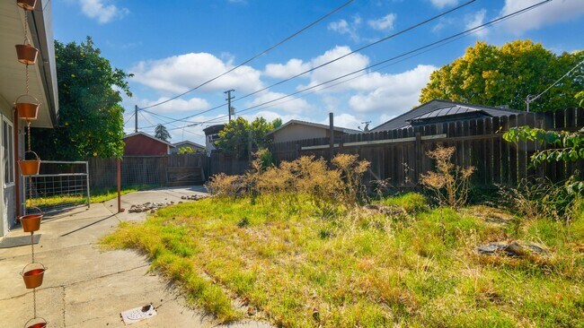 Building Photo - 3 Bedroom home in Winters