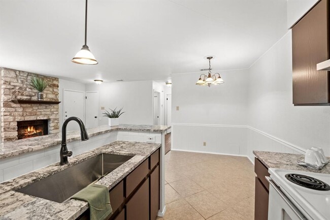 Building Photo - 9807 Hundred Oaks Cir