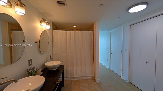 Building Photo - 350 S Miami Ave